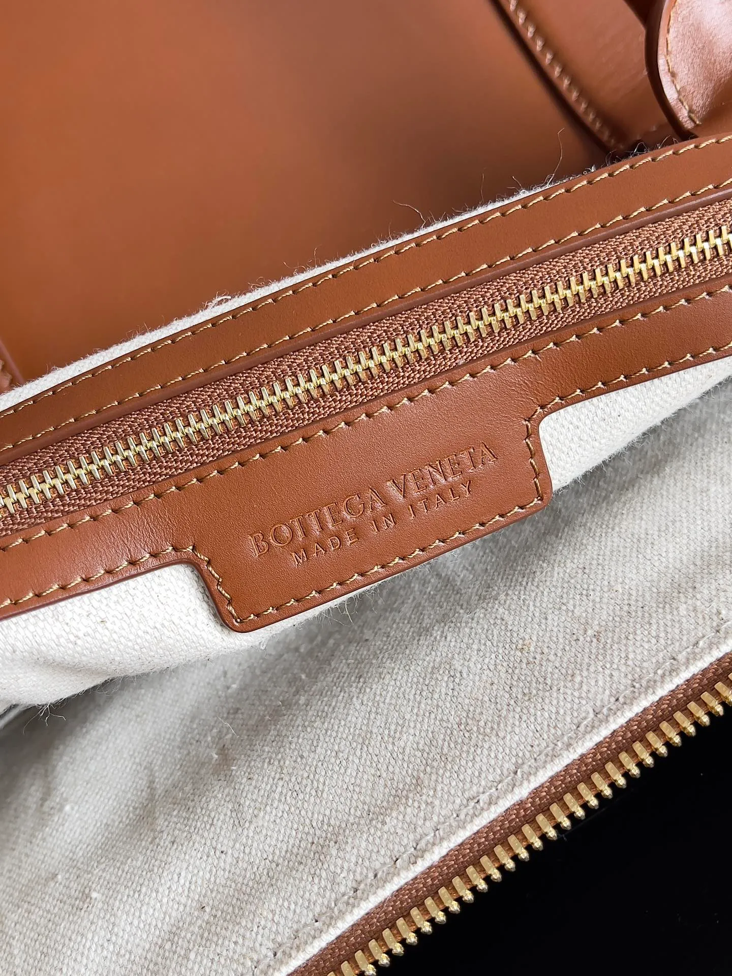 Batch 3240 Bottega Veneta's new travel bag is a super retro glossy leather travel bag with leather piping of the same color, equipped with handles and shoulder straps of the same color, double zipper closure, classic design, simple and elegant, the leather is soft and durable, and it adds a unique texture as time goes by. In terms of capacity, it can fully meet daily needs, and its practicality is perfect💯. Carrying it on your back will always turn heads when you go out. Style number: 795287 (650066) Size: 55*29*24cm